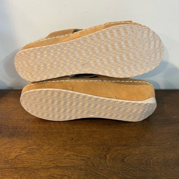 David Tate Women's Laurel Wedge Sandal Tan Suede 10 Wide New without tags or box - Picture 6 of 9